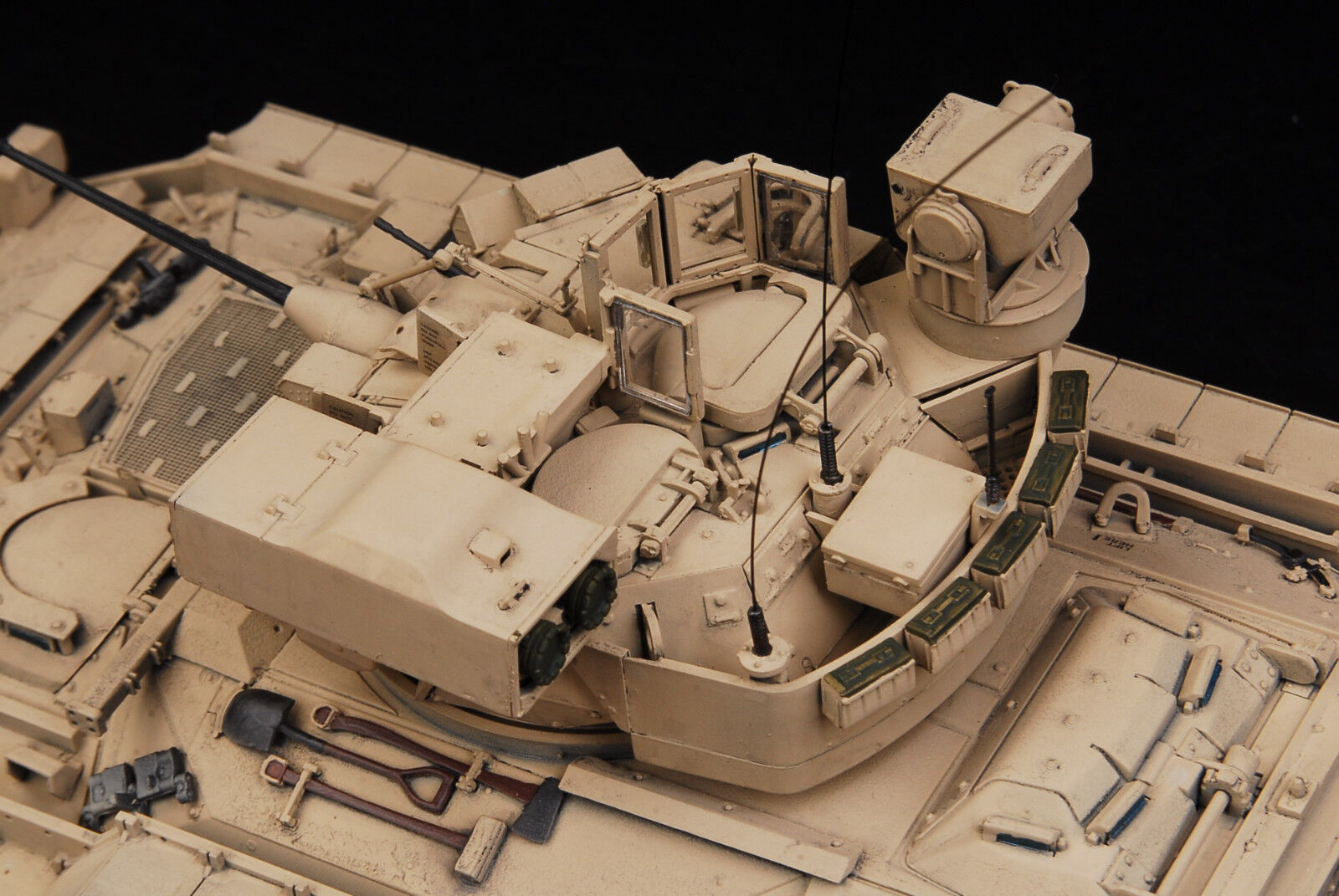 Kinetic M3A3 Bradley CFV w/ Bigfoot Track-Links 1/35